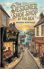 "The Designer Shoe Shop by the Sea, Amanda Montague." Illustration einer malerischen Küstenszene mit Geschäften und Fußgängern.