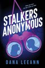 „Follow your heart... Just don't follow her home. STALKERS ANONYMOUS, DANA LEEANN.“ Illustration mit Fernglas-Silhouetten.