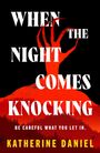 Texte: "WHEN THE NIGHT COMES KNOCKING", "BE CAREFUL WHAT YOU LET IN", "KATHERINE DANIEL". Ein roter Baum vor schwarzem Hintergrund.