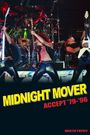 "Midnight Mover" in gelb, "Accept '79-'96" in rot. Rockband spielt leidenschaftlich auf der Bühne.