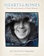 "Hearts & Bones: The life and music of Paul Simon. The Illustrated Biography. Schwarz-weiß Foto eines lachenden Mannes."