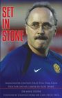 „Set in Stone“ in roter Schrift, Porträt eines Mannes in blauem Shirt mit Manchester United Emblem.