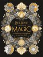"Believe in Magic" steht in der Mitte, umgeben von floralen Mustern, Schmetterlingen, einem Raben, Mond und Sonne.