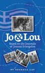 „Jo & Lou“, „Based on the Journals of Joanna Evangelou“, „BY GEORGIA LAY“. Schwarz-weiß Fotos auf blauem Hintergrund.