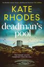 Text oben: „An absolute master of pace, plotting and character“ - Elly Griffiths. 
Text groß: „KATE RHODES deadman’s pool“. 
Text unten: „The islands’ secrets run deeper than the sea…“. 
Hintergrund: Küstenlandschaft mit Turm und fliegenden Vögeln.