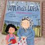 "Amina's Wish: A Tale of Resilience." Illustration von einem Kind mit einer älteren Person im Freien, beide stricken.