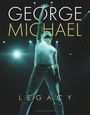 Texte: "GEORGE MICHAEL", "LEGACY". Ein Mann in weißem Tanktop streckt den Arm nach oben, mit Scheinwerferlicht im Hintergrund.