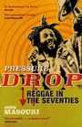 "A testament to bass" Don Letts. "An essential study" David Rodigan MBE. Titel: "Pressure Drop: Reggae in the Seventies" von John Masouri. Illustration eines fröhlichen Mannes mit Dreadlocks.