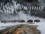 „LAND of the BUFFALO“; „LARRY LAVERTY“. Büffelherde wandert durch schneebedeckte Landschaft mit dampfender Erde.