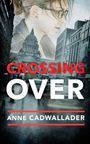 CROSSING OVER, Anne Cadwallader. Eine Frau mit Brille in einer Großstadt, Gebäude im Hintergrund.