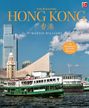 „ENCHANTING HONG KONG“, chinesische Schriftzeichen, „MARTIN WILLIAMS“. Stadtbild mit Fährschiff und modernen Gebäuden.