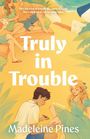 "Truly in Trouble", Madeleine Pines, Roman. Junge zeichnet auf Bein eines Mädchens, zwei Personen im Hintergrund, Strandkulisse.