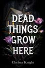 „DEAD THINGS GROW HERE“ und „Chelsea Knight“. Eine Hütte im dunklen Wald mit lila Blumen.