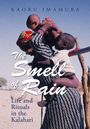 „The Smell of Rain: Life and Rituals in the Kalahari“ steht auf dem Cover. Eine Person hält ein Kind in einer trockenen Landschaft.
