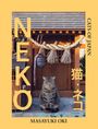 NEKO, 猫・ネコ, CATS OF JAPAN, MASAYUKI OKI. Eine Katze sitzt vor einem kleinen Holztor mit Seil und Glocke.