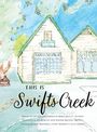 "This is Swifts Creek" steht auf einer Illustration eines hellen Hauses mit grünen Akzenten, umgeben von Bäumen.