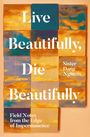 „Live Beautifully, Die Beautifully“ und „Sister Dang Nghiem“. Hintergrundleinwand mit abstrakten Wolkenmustern.