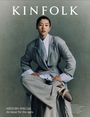 Titel: "KINFOLK". Untertitel: "History Special. An issue for the ages." Eine Person in grauem Anzug sitzt entspannt.