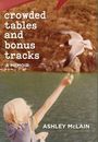 Text: "crowded tables and bonus tracks A MEMOIR ASHLEY McLAIN". Illustration eines Kindes am Wasser mit Möwe.