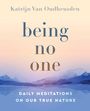 'Katrijn Van Oudheusden. being no one. DAILY MEDITATIONS ON OUR TRUE NATURE.' Hintergrund in sanften Pastellfarben.