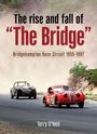 "The rise and fall of 'The Bridge'. Bridgehampton Race Circuit 1955-1997. Terry O’Neil." Zwei Oldtimer auf Rennstrecke.
