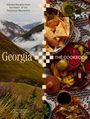 Text: "Vibrant Recipes from the Heart of the Caucasus Mountains. Georgia THE COOKBOOK". Links Berge, rechts georgisches Essen.