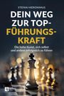 Titel: „Dein Weg zur Top-Führungskraft“. Schachkönig im Scheinwerferlicht, goldene Bokeh-Lichter, Schachbrett.