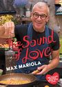 Die Schrift „The Sound of Love“ und „Max Mariola“. Ein fröhlicher Mann kocht mit Spaghetti in einer Pfanne.