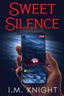 „SWEET SILENCE“ und „I. M. KNIGHT“ in großen Buchstaben. Eine Hand hält ein Handy, das einen Livestream zeigt: Eine Süßigkeit in Blutlache.