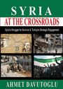 Text: "Syria at the Crossroads", "Syria’s Struggle for Survival & Turkiye’s Strategic Engagement", "Ahmet Davutoğlu". 

Oben: Zwei Porträts. 

Rechts: Zerstörte Gebäude. 

Unten: Militärfahrzeuge, Flaggen feiernder Menschen. 