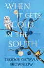 Der Text "WHEN IT GETS COLD IN THE SOUTH" und "EXODUS OKTAVIA BROWNLOW". Zwei Vögel auf einem Ast, blaue Beeren.