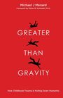 „GREATER THAN GRAVITY“: Schwarze Silhouetten von fallenden Menschen auf rotem Hintergrund.