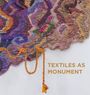 TEXTILES AS MONUMENT. Kunterbuntes, wellenförmiges Textil mit geflochtenem orangefarbenen Band.