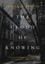 Text: "Benjamin Taylor. The Cloud of Knowing. 'A rip-roaring, genre-defying mystery [with] a twisty ending to knock any reader back.' - Mary Karr."  
Bild: Schwarzweiß-Foto einer städtischen Straße, Häuserfassaden und Bäume.
