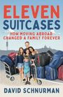 ELEVEN SUITCASES, HOW MOVING ABROAD CHANGED A FAMILY FOREVER, David Schnurman. Familie mit Koffern, Hintergrund Stadtansicht.