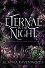 Der Text lautet: "Eternal is the Night", "The Cursed Realm Saga: Book One", "Alayna Ravenwood". Dunkles, florales Design mit Edelstein.