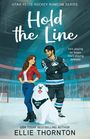 Aufschrift: "UTAH YETIS HOCKEY ROMCOM SERIES", "Hold the Line", "He's playing for keeps. She's playing defense." Illustration: Ein Hockeyspieler, eine Frau, und ein Hund mit "SERVICE DOG" Weste auf einer Eisfläche.