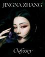 Text „JINGNA ZHANG“ oben, „Odyssey“ unten. Eine Frau mit dunklem Haar, dramatischem Augen-Make-up und einer Blume.