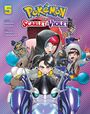 "Pokémon Scarlet Violet" als Titel, "Story Hidenori Kusaka", "Art Satoshi Yamamoto". Illustration mit dynamischen Charakteren.