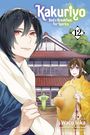 "Kakuriyo: Bed & Breakfast for Spirits 12." Illustration: Drei Personen in traditionellen Gewändern vor einem japanischen Gebäude.