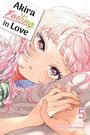 „Akira Failing in Love“, „Story & Art by Shinta Harekawa“; eine Illustration zeigt ein Mädchen mit rosa Haaren.