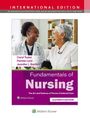 (INTERNATIONAL EDITION) Fundamentals of Nursing, Elf Ausgabe. Zwei Personen lächeln und unterhalten sich herzlich.