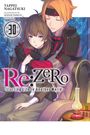 Text: „TAPPEI NAGATSUKI, ILLUSTRATION BY SHINICHIROU OTSUKA, 30, Re:ZERO -Starting Life in Another World-“. Eine Illustration mit zwei Figuren auf einem Sofa.