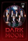 "DARK MOON: THE BLOOD ALTAR" mit ENHYPEN, vor gotischem Fenster stilvolle junge Männer in Schuluniformen.