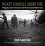 "DICKEY CHAPELLE UNDER FIRE" zeigt Soldaten, die mit einem Helikopter in Bewegung sind. Text von John Garofolo.