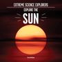Oben: "EXTREME SCIENCE EXPLORERS EXPLORE THE SUN". Unten: "Tricia Hoffman". Ein leuchtender Sonnenuntergang.