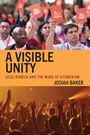 „A Visible Unity“ von Josiah Baker. Menschen heben rote Karten, darunter Konzertbesucher mit erhobenen Händen.