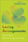 "Loving Arrangements: Stories About Modern Living and Loving." Drei bunte Herzen aus Linien auf grünem Hintergrund.