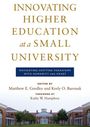 „INNOVATING HIGHER EDUCATION at a SMALL UNIVERSITY“. Gebäudeansicht unten, Bäume davor.