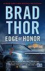 Text: "BRAD THOR, EDGE OF HONOR, A THRILLER." Ein Auto mit US-Flagge. Im Hintergrund ein großes, beleuchtetes Gebäude.